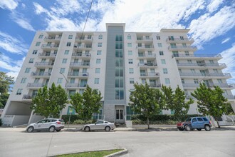 Ponce Entrance in Miami, FL - Foto de edificio - Building Photo