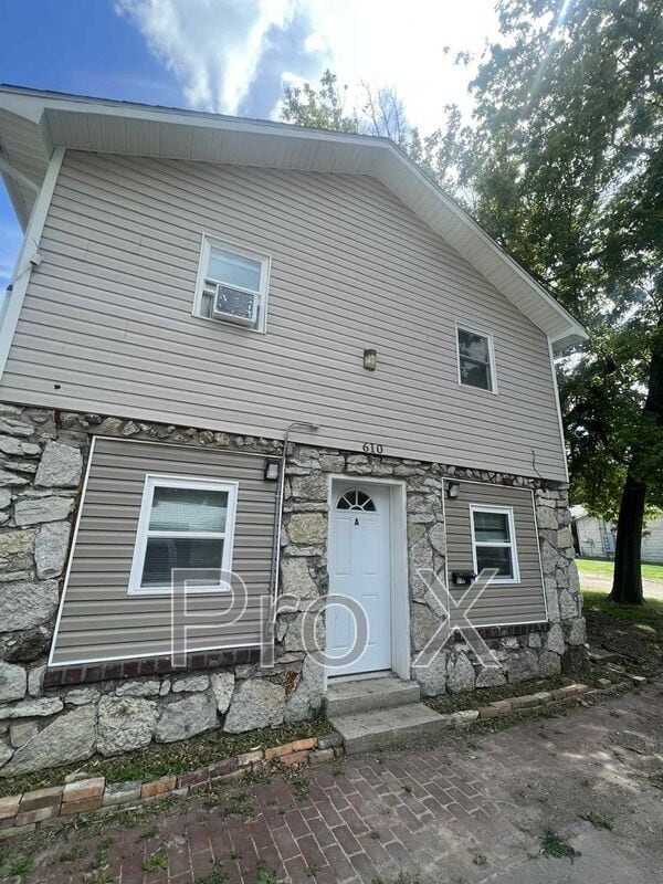 property at 610 W 9th St