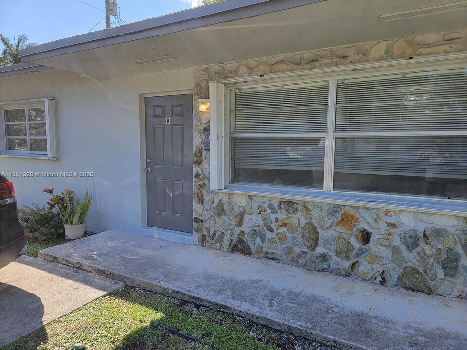 201 SW 9th St in Hallandale Beach, FL - Building Photo