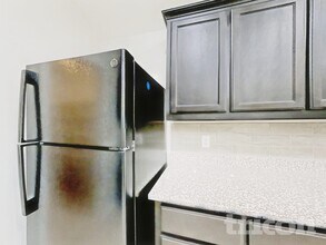 1807 Kings Cross Dr in Lancaster, TX - Foto de edificio - Building Photo