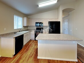 10649 W Alvarado Rd in Avondale, AZ - Foto de edificio - Building Photo