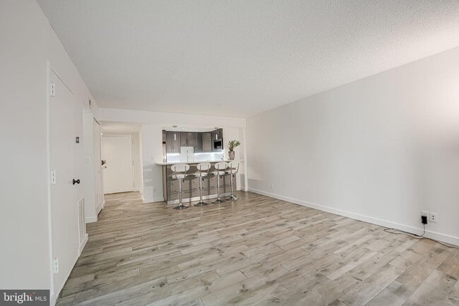 7600 Tremayne Pl, Unit 107 in McLean, VA - Foto de edificio - Building Photo