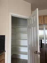 319 E Liverno Ave in Tracy, CA - Foto de edificio - Building Photo