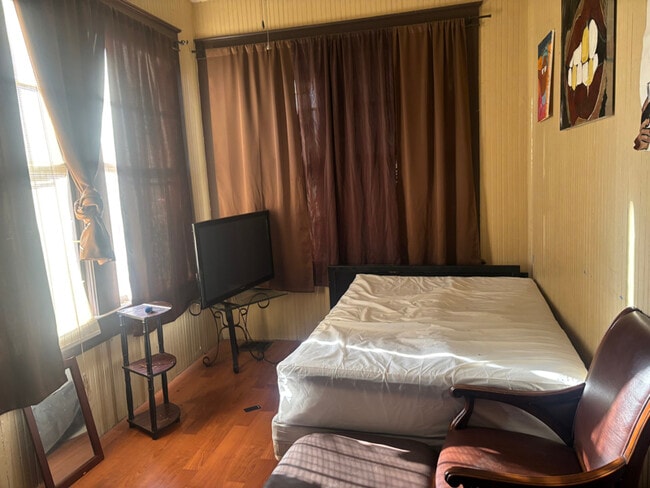 property at 1721 Clarendon Ave