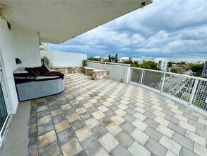 900 SW 8th St, Unit 508 in Miami, FL - Foto de edificio - Building Photo