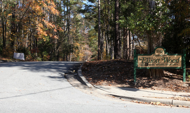 Elliot Wood Apartments in Chapel Hill, NC - Building Photo - Building Photo