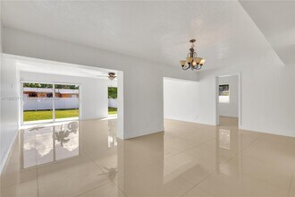 1468 NE 118th St in Miami, FL - Building Photo - Building Photo