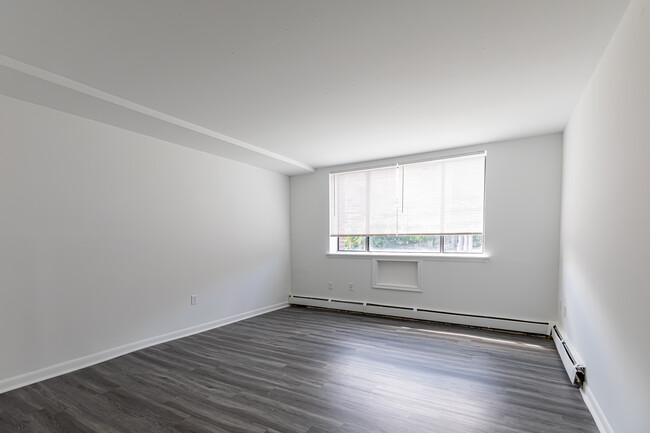 SBM Benton 100 in Hartford, CT - Building Photo - Interior Photo