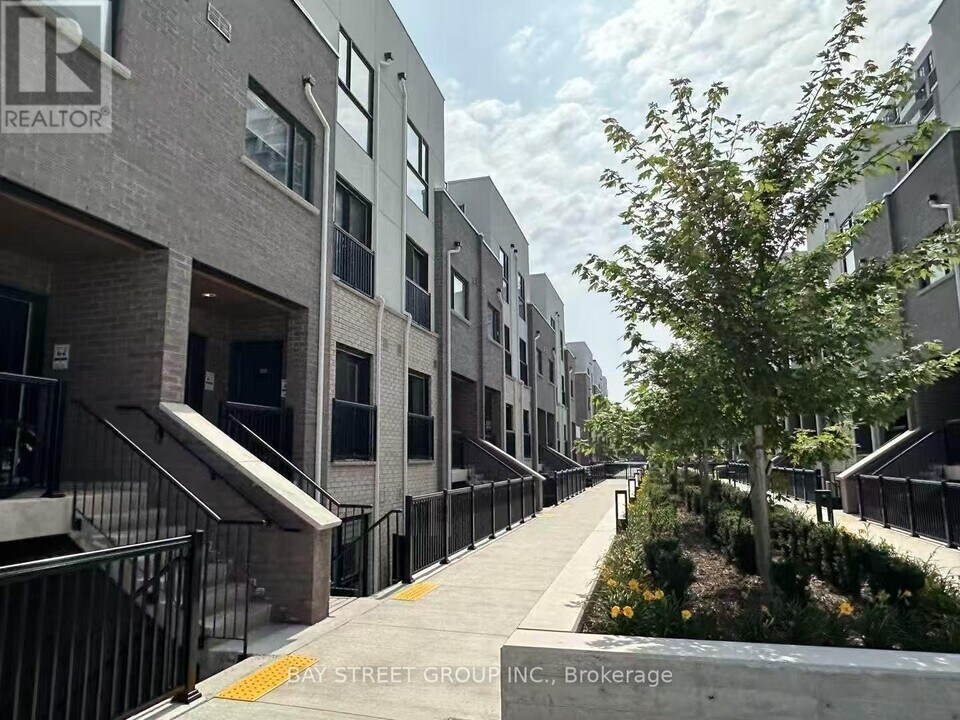 349-349 Wheat Boom Dr. in Oakville, ON - Building Photo