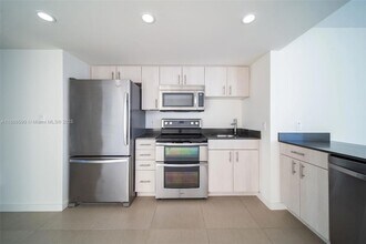 910 West Ave, Unit 1423 in Miami Beach, FL - Foto de edificio - Building Photo
