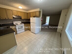 12803 SE 25th Ave in Oak Grove, OR - Foto de edificio - Building Photo