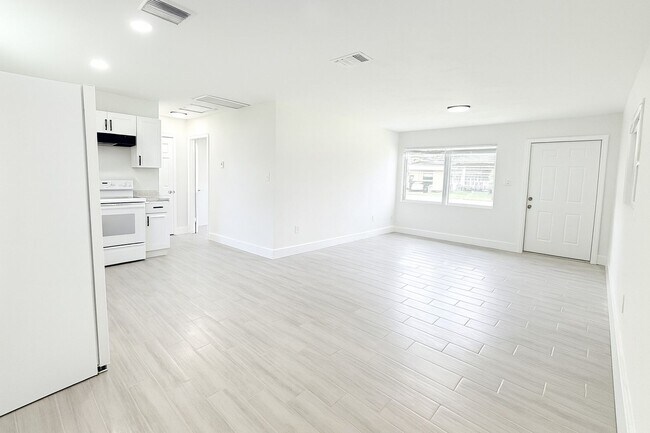 579-581 Wood Ave in Ft. Myers, FL - Building Photo - Building Photo