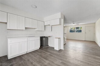 1560 Colonial Blvd in Ft. Myers, FL - Building Photo - Building Photo