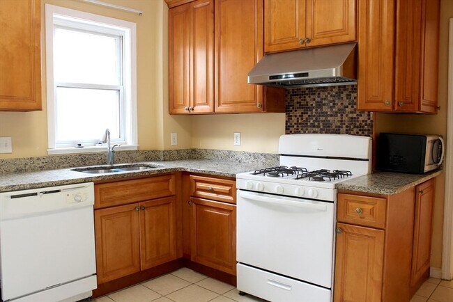 18 Chase St in Boston, MA - Building Photo - Building Photo
