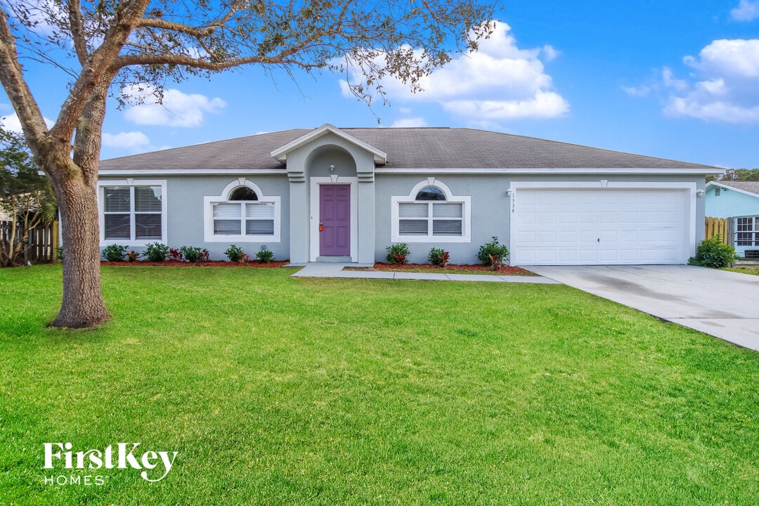 1338 Pakenham St NW in Palm Bay, FL - Foto de edificio