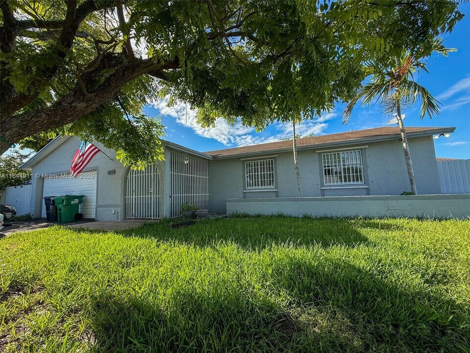 13237 SW 257th Terrace in Homestead, FL - Foto de edificio
