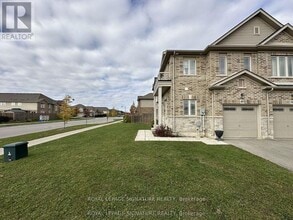 40 Kingsborough Dr in Hamilton, ON - Building Photo - Building Photo