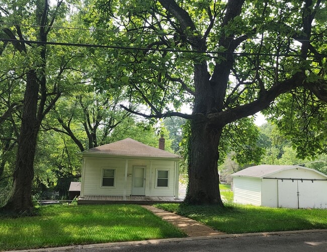property at 105 S Harvey Ave