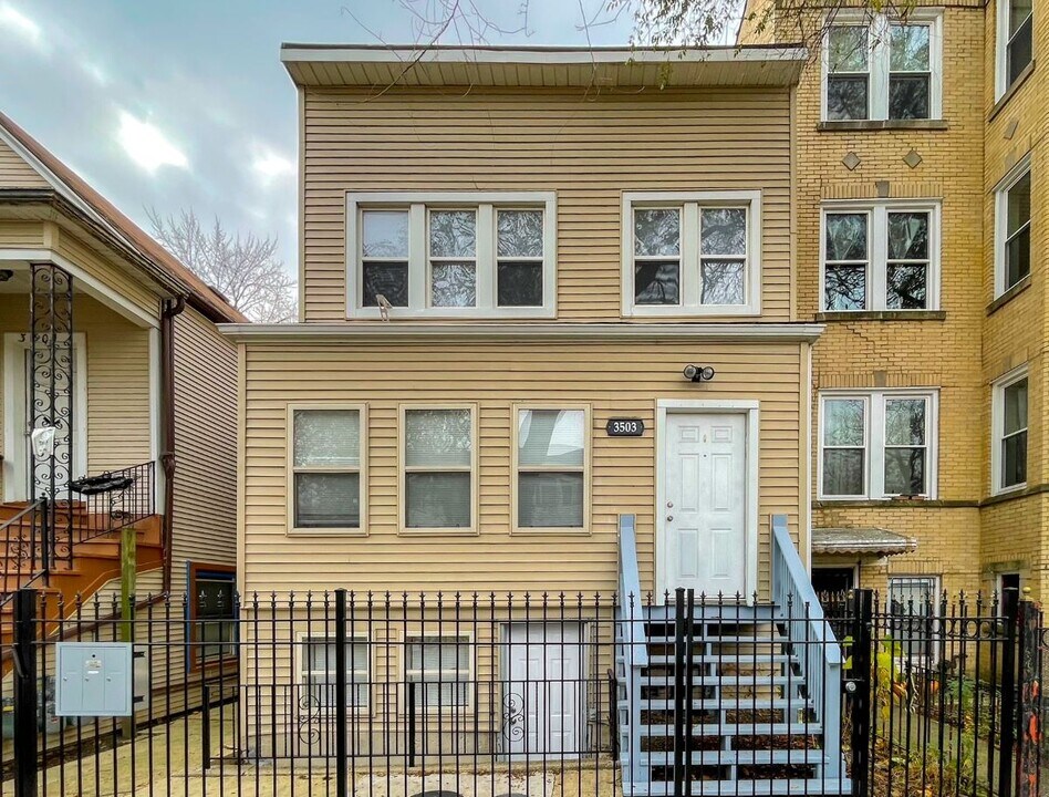 3503 W Belden Ave in Chicago, IL - Foto de edificio