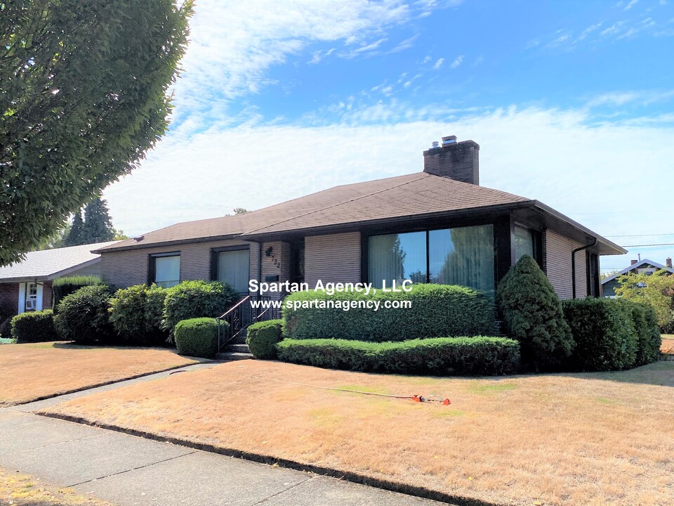 732 Boyd Ave in Sumner, WA - Foto de edificio