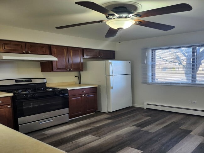 7715 Woodward Ave in Woodridge, IL - Building Photo - Building Photo