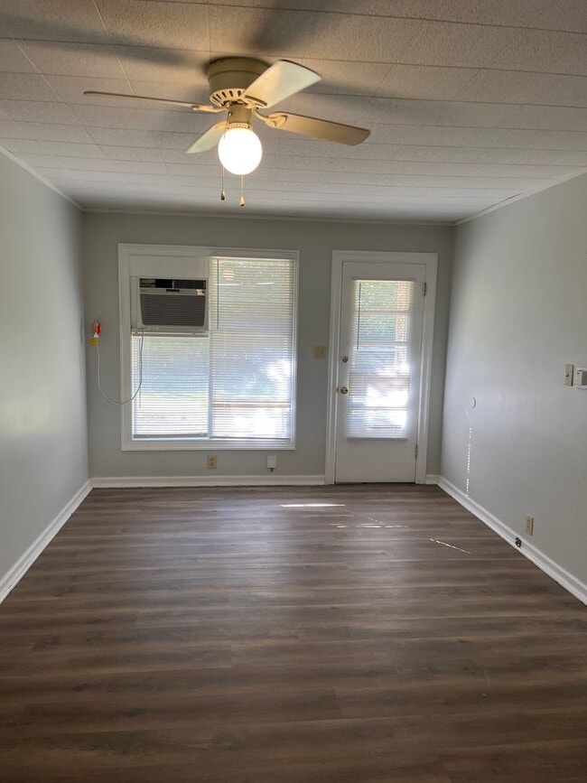 2126 E Cinderella St in Springfield, MO - Foto de edificio - Building Photo