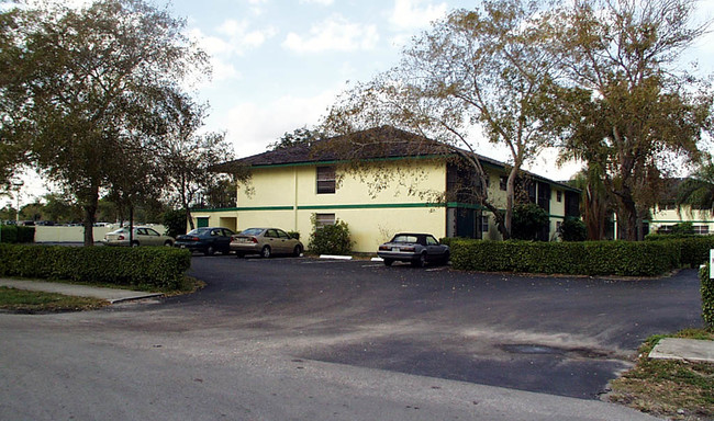 Sherwood Gardens Condominiums in Delray Beach, FL - Foto de edificio - Other