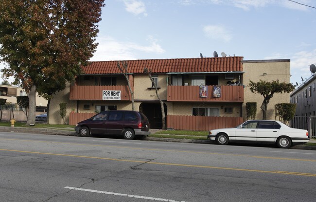 6630 Whitsett Ave in North Hollywood, CA - Foto de edificio - Building Photo