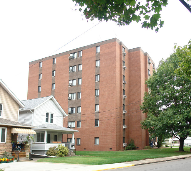 Brackenridge Hall Apartments in Brackenridge, PA - Foto de edificio - Building Photo