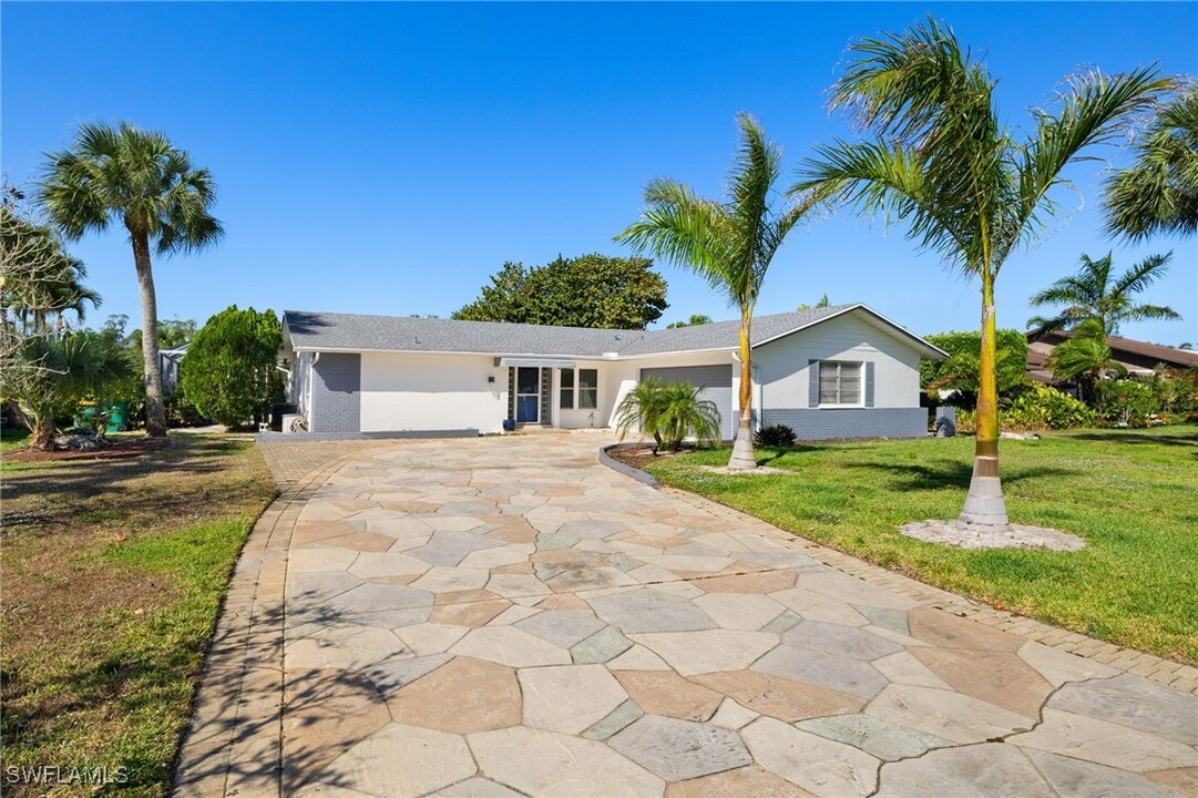 248 Bay Meadows Dr in Naples, FL - Foto de edificio