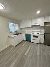 2537 SW Spring Garden St in Portland, OR - Building Photo - Building Photo