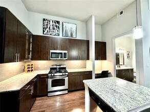 2525 McCue Rd in Houston, TX - Building Photo - Building Photo