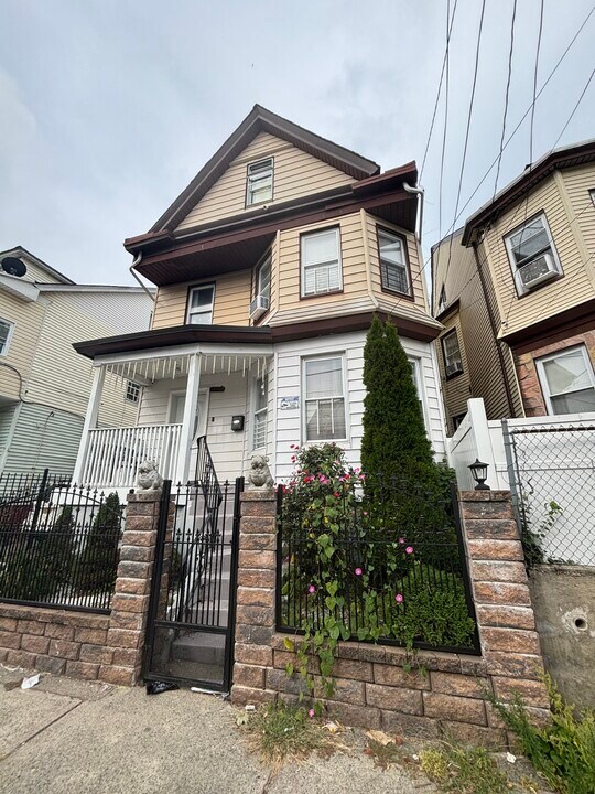 602 E 33rd St in Paterson, NJ - Building Photo