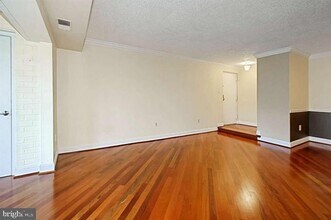 10210 Bushman Dr-Unit -304 in Oakton, VA - Building Photo - Building Photo