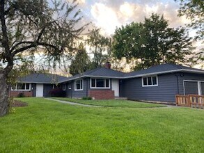 11760 SW Bowmont Ln in Portland, OR - Building Photo - Building Photo