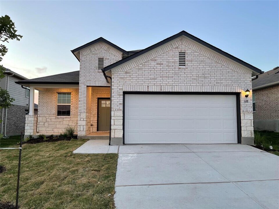 618 Golden Grove Pkwy in San Marcos, TX - Building Photo