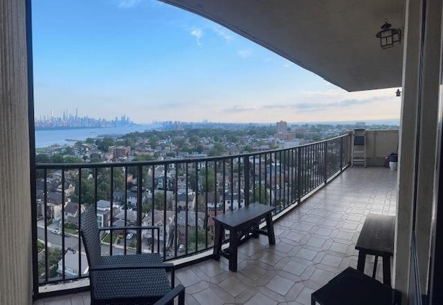 200 Winston Dr in Cliffside Park, NJ - Building Photo - Building Photo