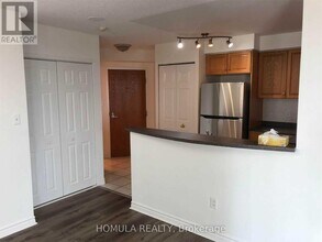 7 Lorraine Dr in Toronto, ON - Building Photo - Building Photo