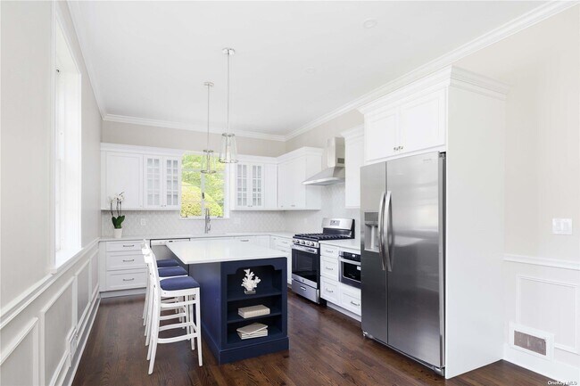 5 The Courtyard in Locust Valley, NY - Building Photo - Building Photo