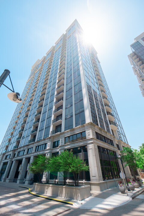 233 E 13th St in Chicago, IL - Building Photo