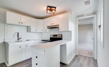 83 Crystal View Cir in Burnsville, MN - Foto de edificio - Building Photo