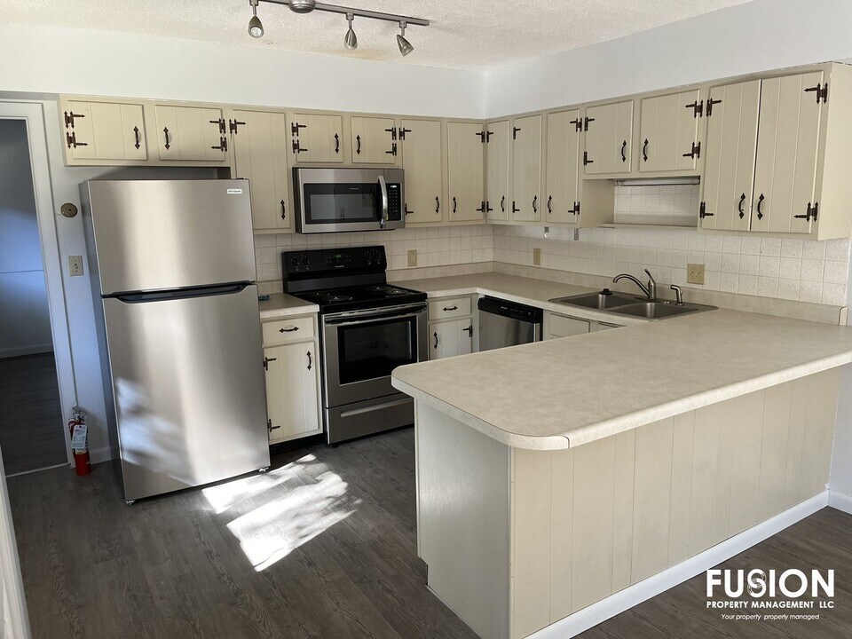 8 Cedar Glen N in South Burlington, VT - Building Photo