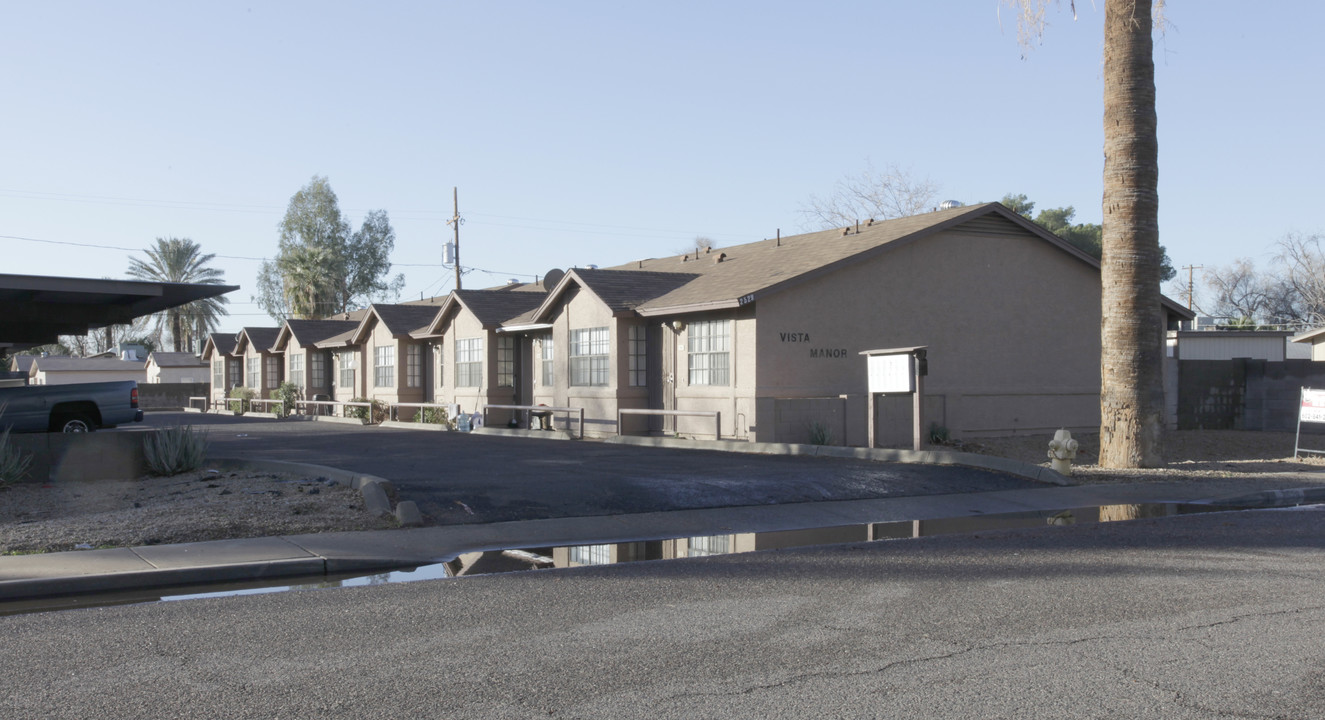 Vista Manor in Phoenix, AZ - Building Photo