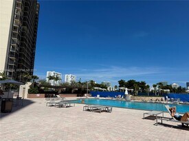 20335 W Country Club Dr in Aventura, FL - Building Photo