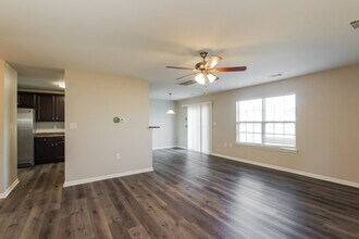 1548 Summer View Ln in Dallas, NC - Foto de edificio - Building Photo