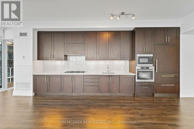 29 Queens Quay E in Toronto, ON - Building Photo - Building Photo