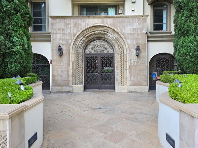 10795 Wilshire Blvd in Los Angeles, CA - Building Photo - Building Photo