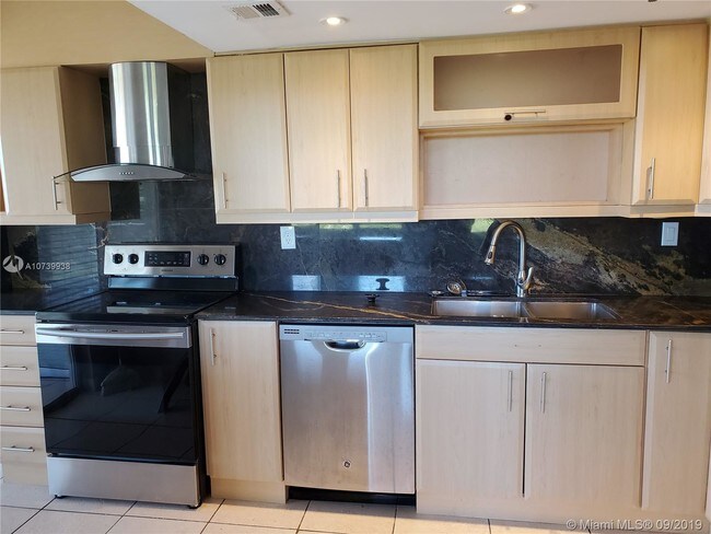 17890 W Dixie Hwy-Unit -618 in North Miami Beach, FL - Building Photo - Building Photo