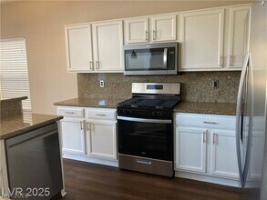 3120 Whispering Canyon Ct in Henderson, NV - Building Photo - Building Photo
