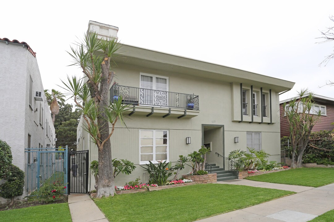 215 S Elm Dr in Beverly Hills, CA - Foto de edificio